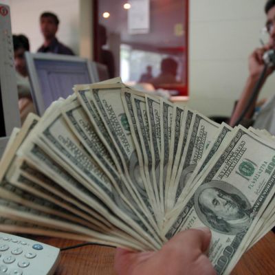Перничанинът изтеглил 10 000 долара, като 7 банкноти се оказали фалшиви