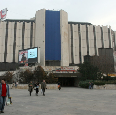 Слагат 300 нови пейки в парка пред НДК