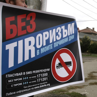 Кмет си вади бюрото на пътя