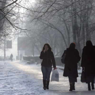 В района на НДК тротоарите и алеите на парка са заледени