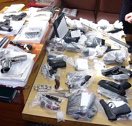 Откриха боен арсенал в дома на мъж, стрелял по деца