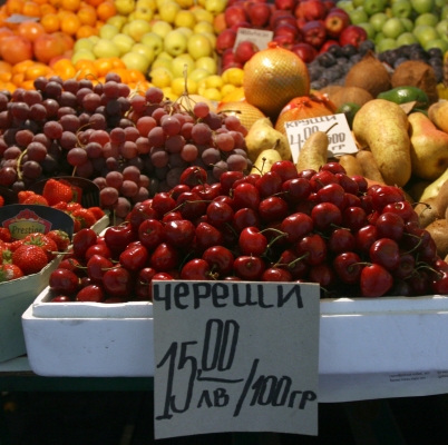 На пазара на ул. ”Граф Игнатиев” се предлагат череши по 150 лева