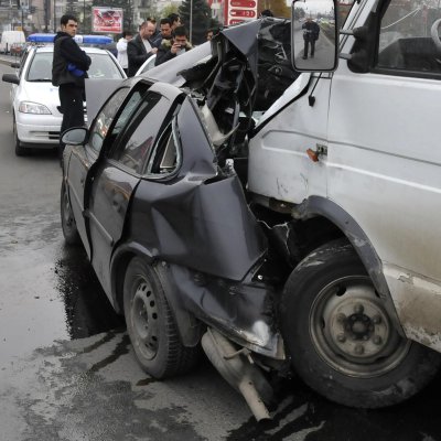 Осем ранени при сблъсък на бетоновоз и бус