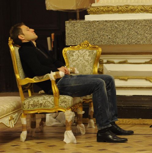 Владо Манчев си подремва по време на среднощните снимки