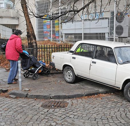5000 шофьори в София с глоби за коли на тротоара
