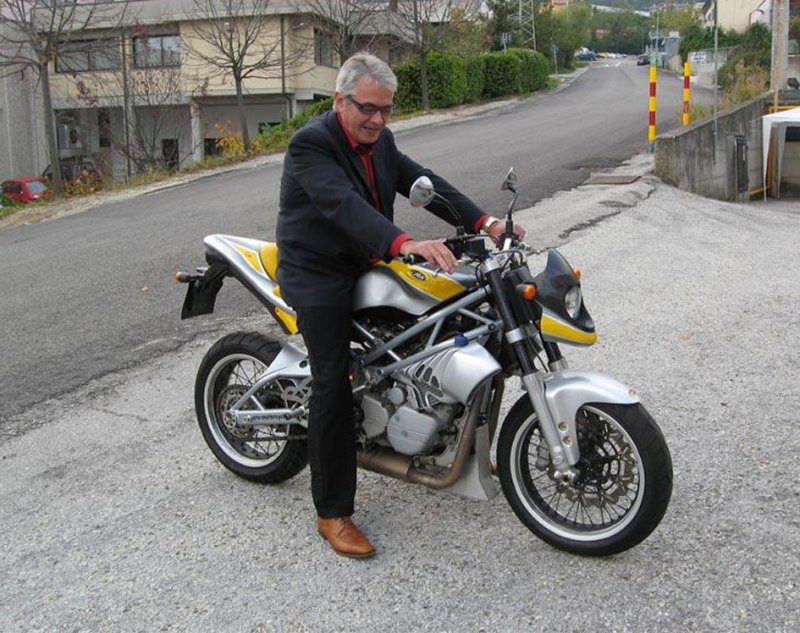 Дизайнерът на Dicati 916 се оттегля