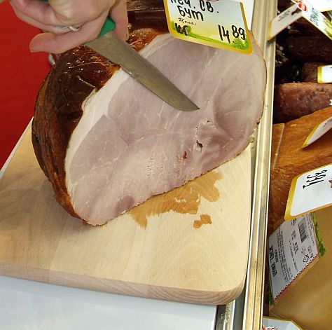 Колбасари правят 15 кг филе от 10 кг месо