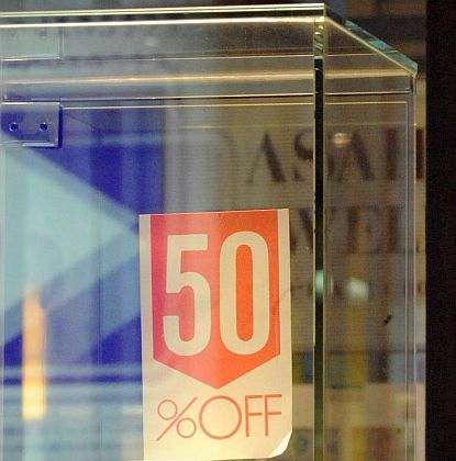 Гърците намалиха цените до 50%