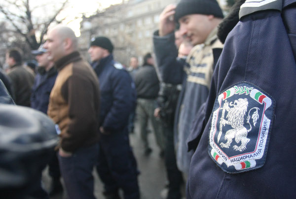 Протестът на полицаите  пушене по цигара  пред сградата на МВР