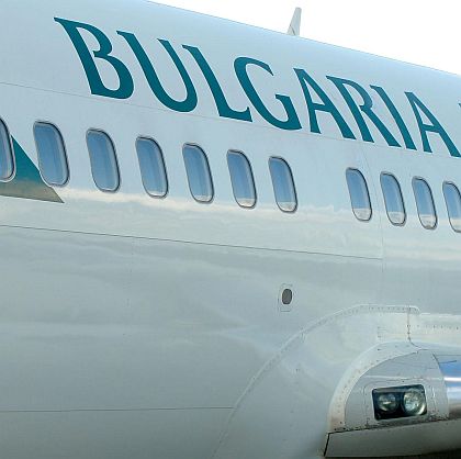 Самолет кръжи часове над Шумен заради мъгла