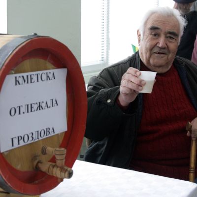 Спасиха ракията, отписаха хазарта