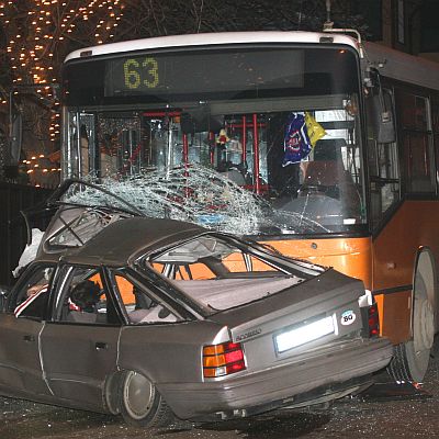 Шофьор загина след като се вряза в автобус