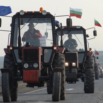 Над 100 бургаски фермери с трактори се събраха при Карнобат