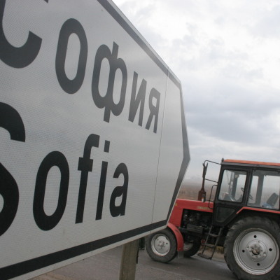 Хиляди трактори тръгнаха към София, но ги спряха