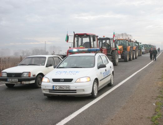 Зърнопроизводители пътуват с трактори към София, за да протестират