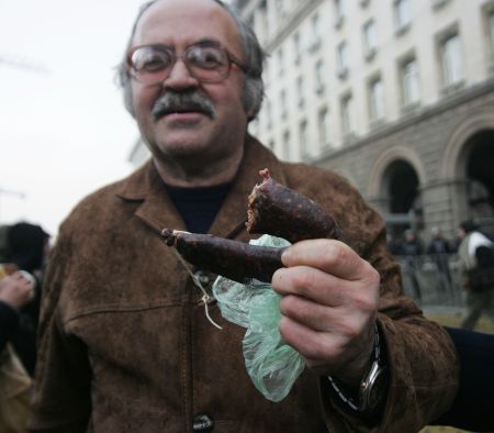 С викове  Взеха ми хляба  протестиращ ръфаше луканка пред МС