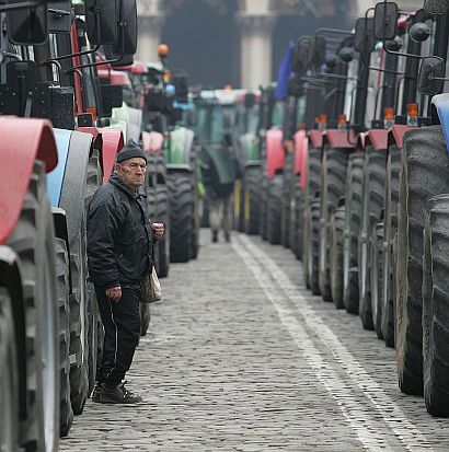 Фермери заплашиха да блокират страната с трактори