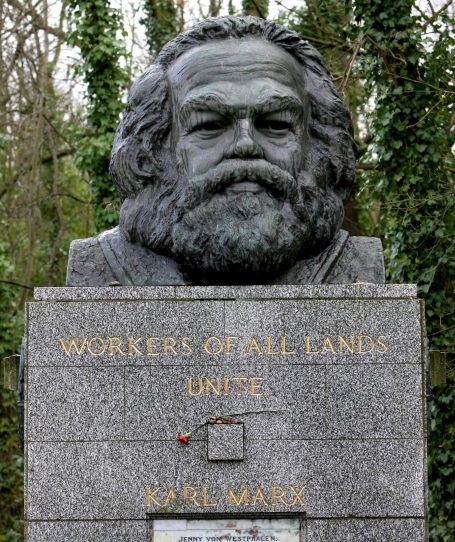 Паметник на Карл Маркс в Лондон. Предсказанията на философа не се сбъднаха