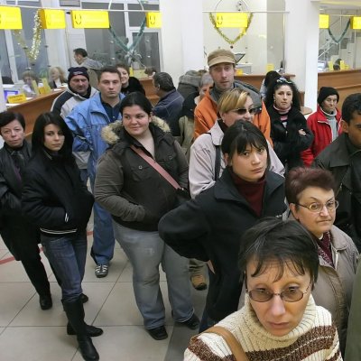 Българите чакат на опашка средно 4.49 минути, най-много в пощата