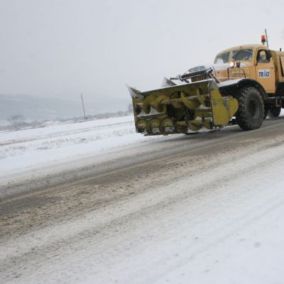 Затворени пътища, закъсали в снега коли