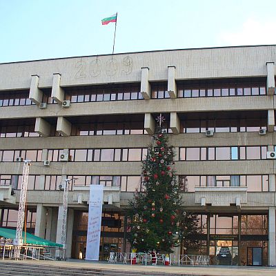 Пет търговски вериги наддават за Халите