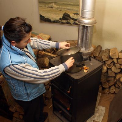 Заради бедността в България мнозина готвят и се отопляват с печки на дърва