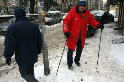 Възрастен мъж е принуден да се придвижва със спомагателни средства/щеки/