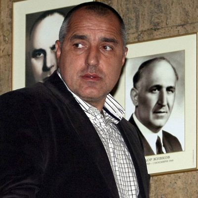Бойко Борисов минава покрай портрета на Тодор Живков в Столична община в началото на 2009 г.