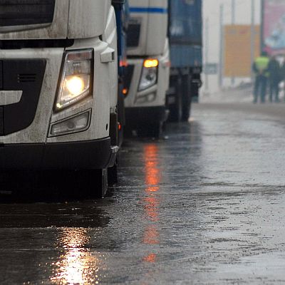Поледица по пътищата в Добричко, руски ТИР се е преобърнал