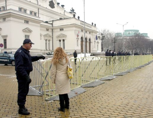 Служителите на МВР обясняваха на гражданите защо не могат минат покрай Народното събрание