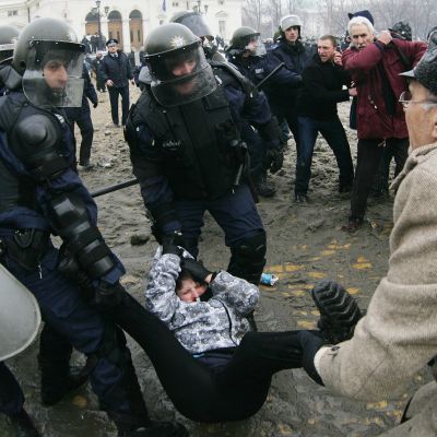 Десетки души пострадаха при сблъсъците между полицаи и протестиращи