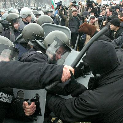 Вербували с по 300 лв. младежи за безредиците