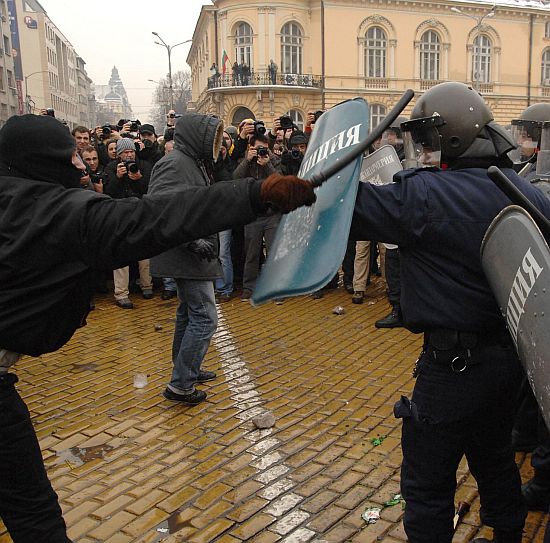 Протестиращи и полицаи ранени в безредиците