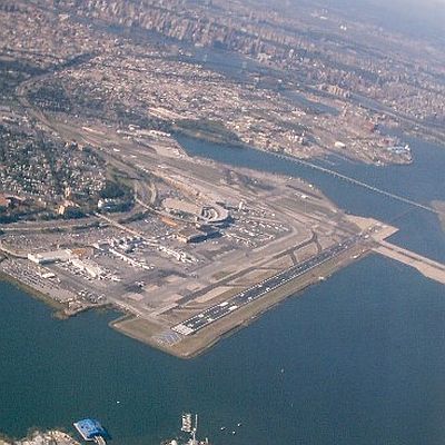 Евакуираха летище в Ню Йорк заради съмнителен пакет