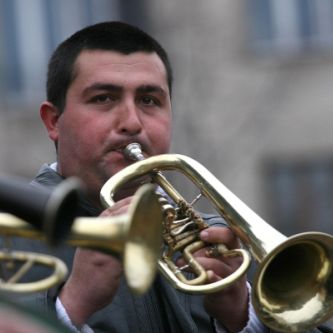 Оркестър свири под прозорците на депутатите в третия ден на протест