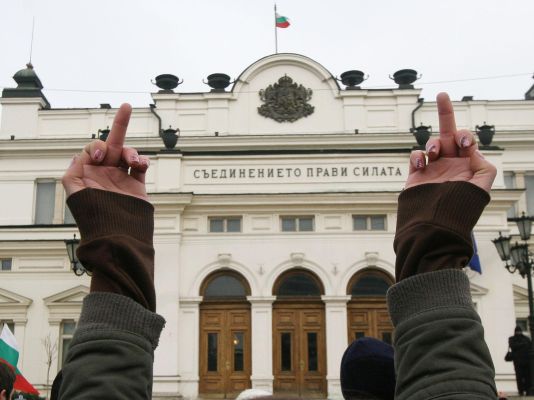 Студентка показва символичен жест към Народното събрание