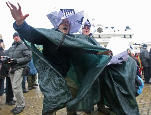 Младежи протестираха с карнавална фигура на Триглавата ламя на корупцията
