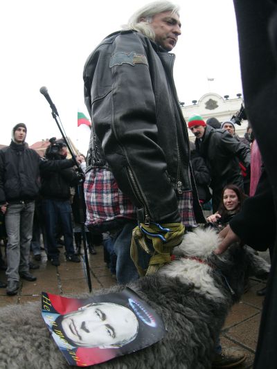 Васко Кръпката дойде също пред парламента и доведе кучето си, на което беше залепена снимка на Владимир Путин с надпис ”Не ни то