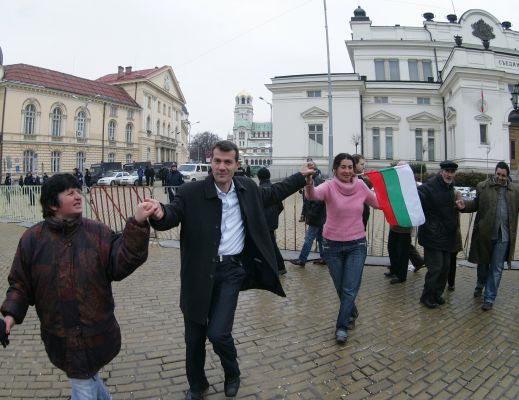 Лидерът на Български национален съюз Боян Расате се нареди на хорото пред Народното събрание