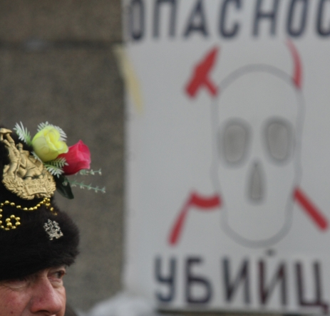 Окичиха загражденията пред НС с тоалетна хартия