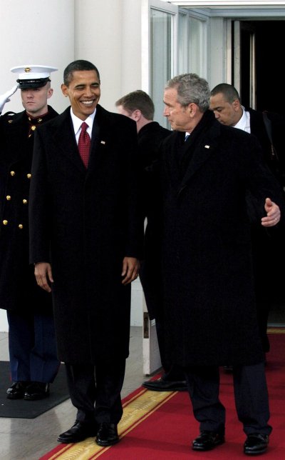 Барак Обама с Джорд Буш часове преди да се закълне като президент на САЩ