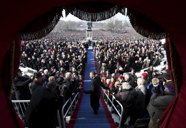 Най-малко 2 млн. души са се събрали на алеята “Нешънъл Мол” във Вашингтон, за да наблюдават официалната церемония по встъпване в