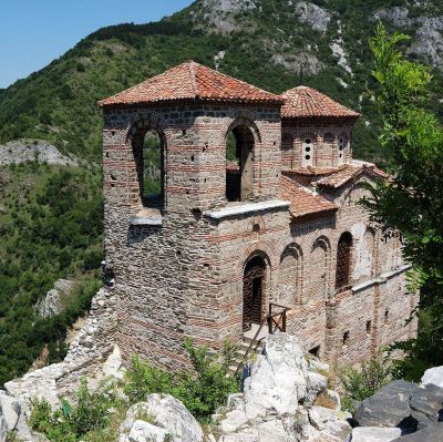 Момче на 13 г. почина след падане край Асенова крепост