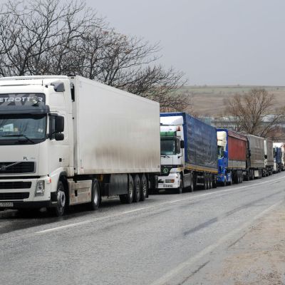 Налогът ще бъде насочен към чуждестранни камиони, които само пресичат територията на Франция
