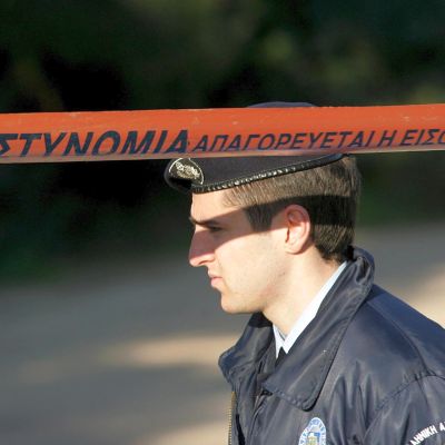 Гръцката полиция твърди, че жената се е самоубила, но близките не вярват
