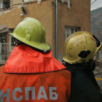 Огнеборците са открили в две от стаите труповете на 61-годишна жена и 24-годишен мъж
