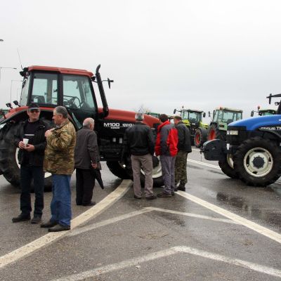 Нови пътни блокади на гръцките фермери - раздават зеле и ориз