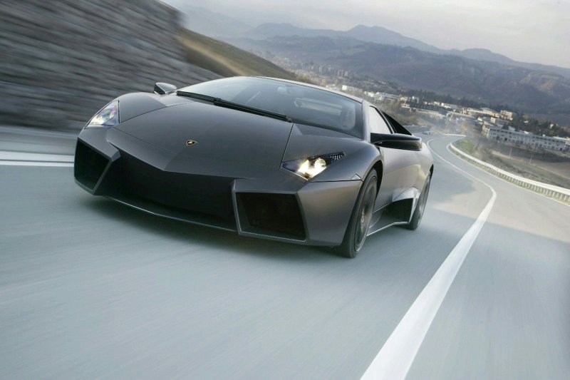 Продават едно от 20-те Lamborghini Reventon