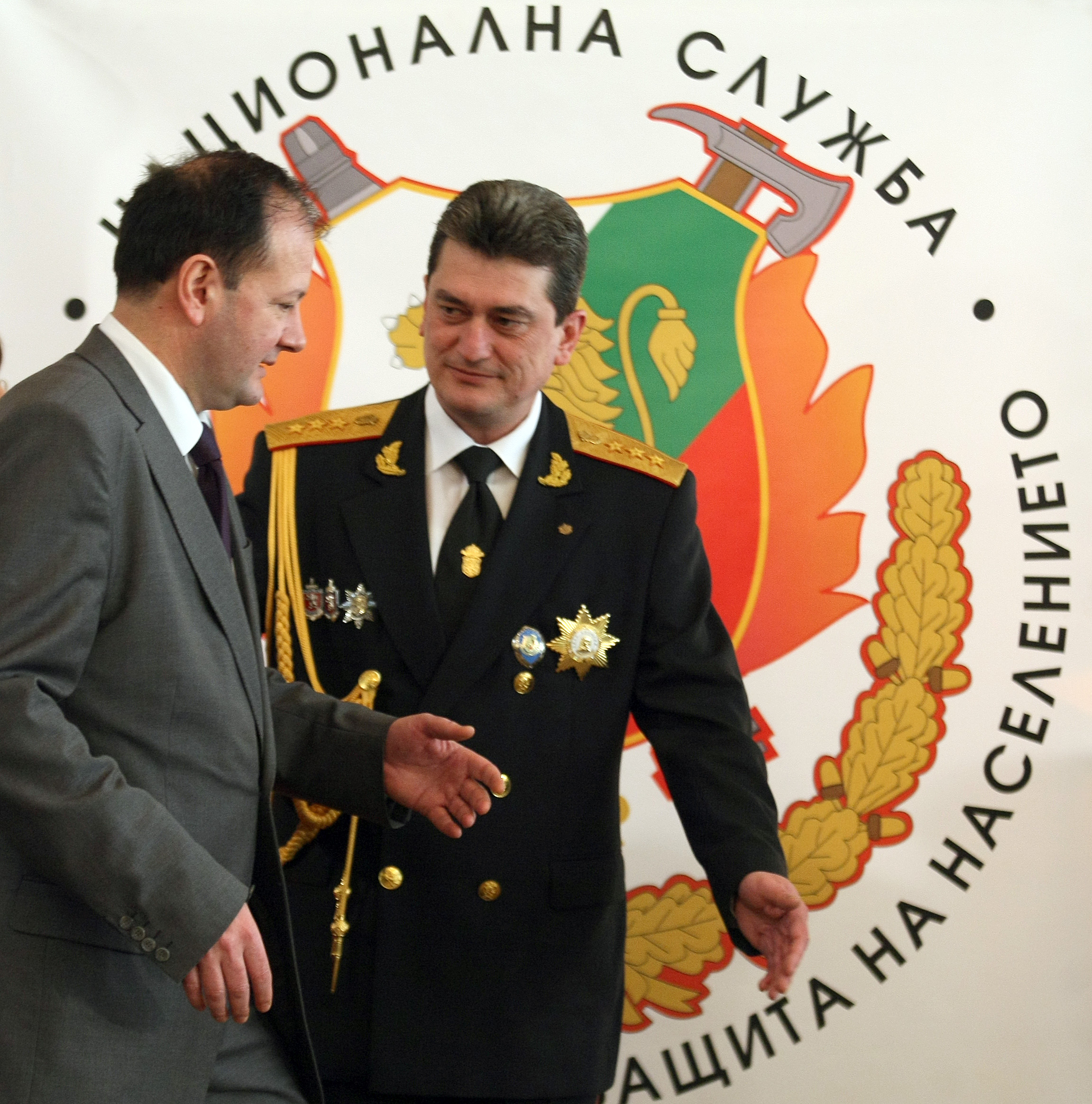 Миков проверява защо слагат качулки на арестанти