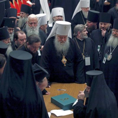 Избират руски патриарх от трима бивши агенти на КГБ?